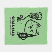 猫とビール1 フリースブランケット (正面(横))