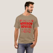 猫とホラー映画が好きな女性 多分3人まで Tシャツ (正面フル)