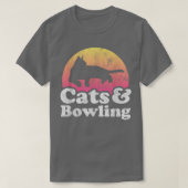 猫とボーリングメンズキャットとボーリング Tシャツ (デザイン正面)