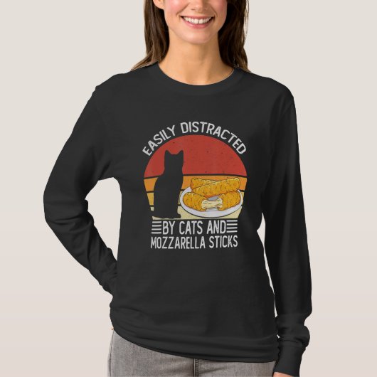 猫とモッツァレラの棒のCheeに気を取られる Tシャツ (正面)