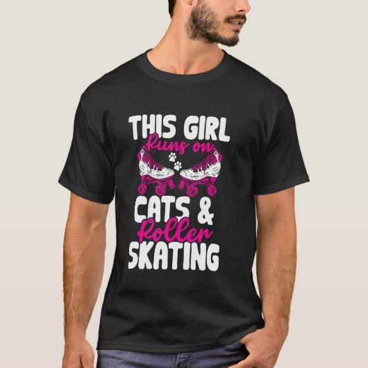 猫とローラースケートで動く面白いローラースケート Tシャツ (正面)