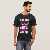 猫とローラースケートで動く面白いローラースケート Tシャツ (正面フル)