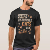 猫とワインの猫とワインに気を取られる Tシャツ (正面)