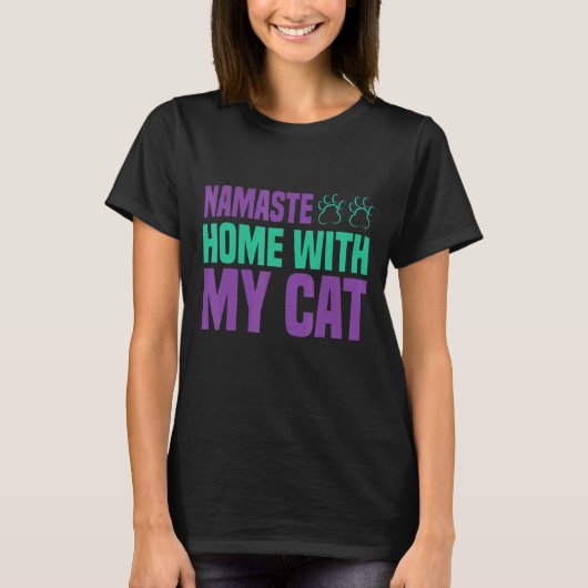 猫と一緒にナマステホーム Tシャツ (正面)