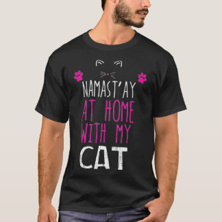 猫と一緒にナマストアット Tシャツ