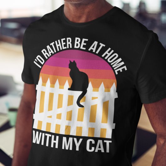 猫と一緒に家にいるほうがいい Tシャツ