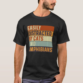 猫と両生類に気を取られやすい ネコ好き Tシャツ