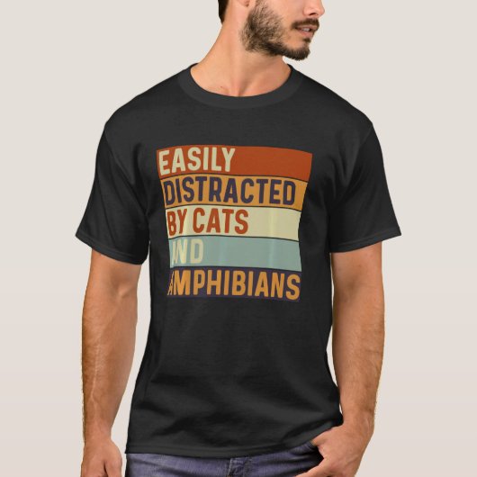 猫と両生類に気を取られやすい ネコ好き Tシャツ (正面)