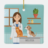 猫と子犬を連れた獣医クリニックの獣医 セラミックオーナメント (裏面)