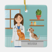 猫と子犬を連れた獣医クリニックの獣医 セラミックオーナメント (正面)