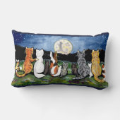 猫と子猫がムーンデザイナーのアートピローを見る|過去記事 ランバークッション (裏面)