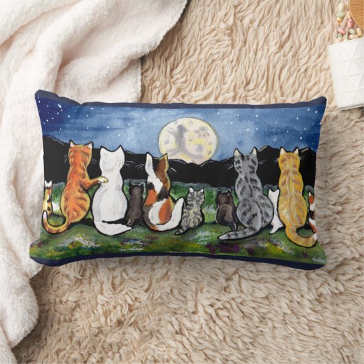 猫と子猫がムーンデザイナーのアートピローを見る|過去記事 ランバークッション (ブランケット)