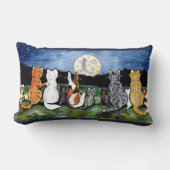 猫と子猫がムーンデザイナーのアートピローを見る|過去記事 ランバークッション (正面)