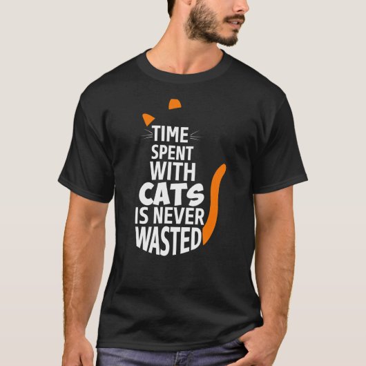 猫と暮らすのは無駄でおもしろいない Tシャツ (正面)