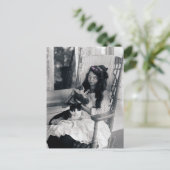 猫と暮らす美しい少女1910年頃 ポストカード (スタンド正面)