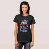 猫と本に夢中な読書好きな猫好き Tシャツ (正面フル)