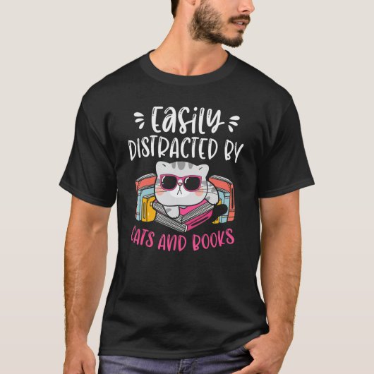 猫と本に惑わされやすい 猫 ペット_1 Tシャツ (正面)