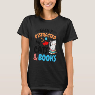 猫と本に気を取られがち - ねこ好きさんにぴったり Tシャツ