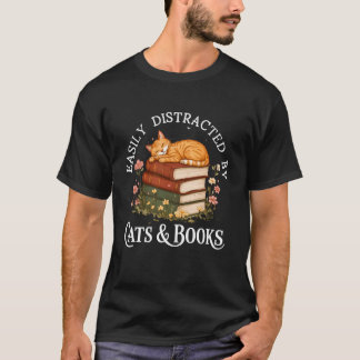 猫と本に気を取られがち 猫と本の面白いデザイン Tシャツ