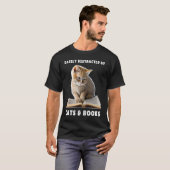 猫と本に気を取られがち 猫本クラブ Tシャツ (正面フル)