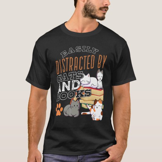 猫と本に気を取られがち 黒猫 Tシャツ (正面)