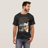 猫と本に気を取られがち 黒猫 Tシャツ (正面フル)