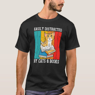 猫と本に気を取られやすい 猫 か 本 か Tシャツ