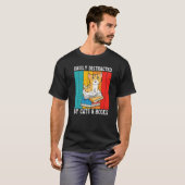 猫と本に気を取られやすい 猫 か 本 か Tシャツ (正面フル)