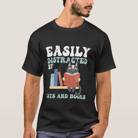 猫と本に簡単に気を取られる面白い 猫のブー Tシャツ (正面)