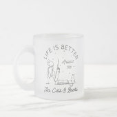 猫と本のまわりにの方が人生だ フロストグラスマグカップ (左)