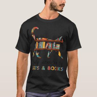 猫と本のCat & Book Lovに簡単に気を取られる Tシャツ