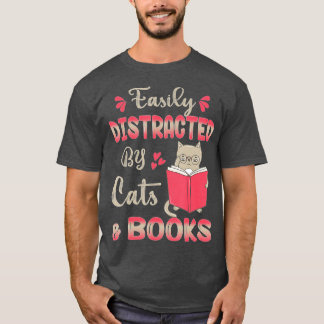 猫と本のCat & Book Lovに簡単に気を取られる Tシャツ