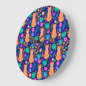 猫と熱帯の花：ダークパターン ラージ壁時計 (傾斜)