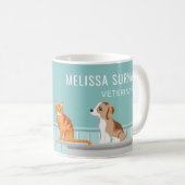 猫と犬といる女性獣医 コーヒーマグカップ (正面右)