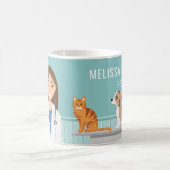 猫と犬といる女性獣医 コーヒーマグカップ (中央)