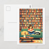猫と犬のイラストと共に読書する女性 ポストカード (正面/裏面)