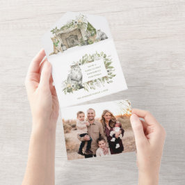 猫と犬の冬の暖炉の写真クリスマスカード オールインワン招待状