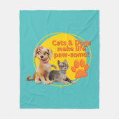 猫と犬は生き生きとしている！ フリースブランケット (正面)