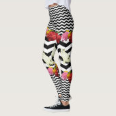 猫と花を描いた黒いシェブロン レギンス (左)