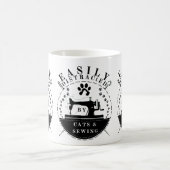 猫と裁縫に夢中になりがち コーヒーマグカップ (中央)