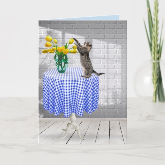 猫と誕生日黄色のチューリップ付きテーブルカード カード (正面)