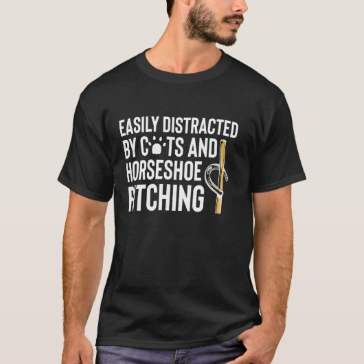 猫と蹄鉄投げにすぐに気を取られる Tシャツ (正面)