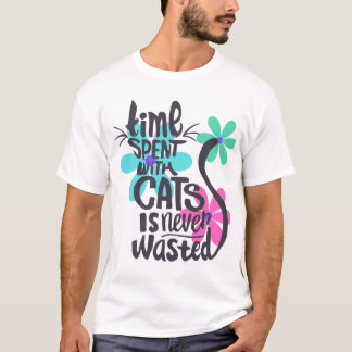 猫と過ごす時間は決して無駄ではない Tシャツ