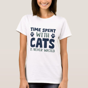 猫と過ごす時間は無駄ではない Tシャツ
