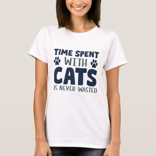 猫と過ごす時間は無駄ではない Tシャツ (正面)