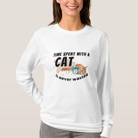 猫と過ごす時間は、決して無駄ではない – Tシャツ (正面)