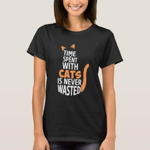 猫と過ごす時間は、猫の飼い主を無駄にしたことはない Tシャツ