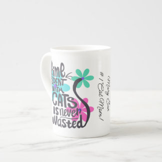 猫と過ごす時間、溝深い明るい花 ボーンチャイナマグカップ
