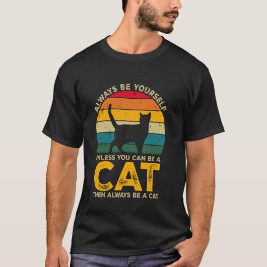 猫になれるなら自分らしく生きろ 面白いデザイン Tシャツ (正面)