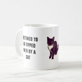 猫によってひっくり返されるために予定される マグカップ (正面左)